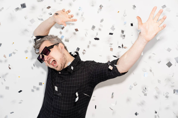 párty zábava bezstarostná oslava šťastný muž konfety - Fotografie, Obrázek