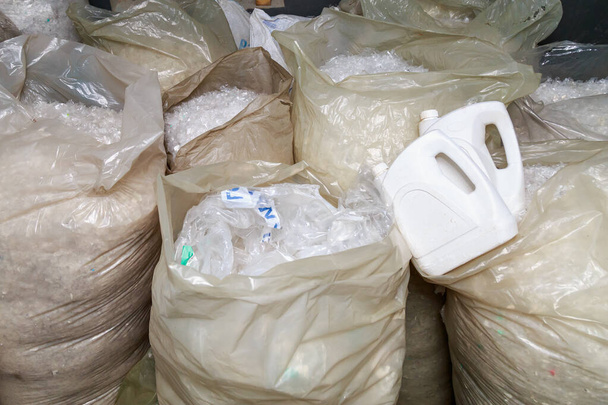 Plastica assortita e polietilene per il riciclaggio. Sfondo magazzino rifiuti di fabbrica. Concetto di ecologia ambientale. - Foto, immagini