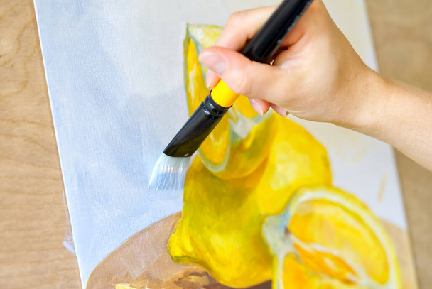 Birisi boya fırçasıyla resim yapıyor.. - Fotoğraf, Görsel