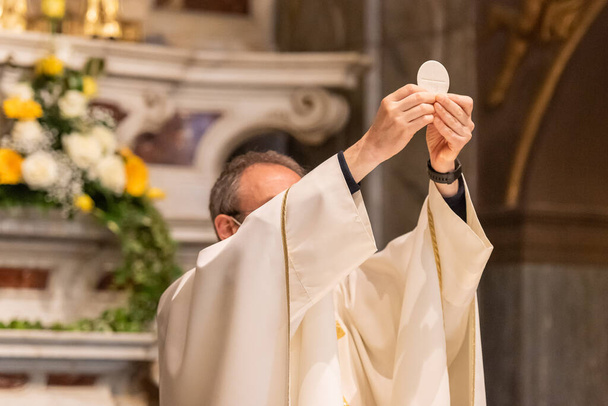 La elevación del Pan Sacramental durante la liturgia católica - Foto, Imagen