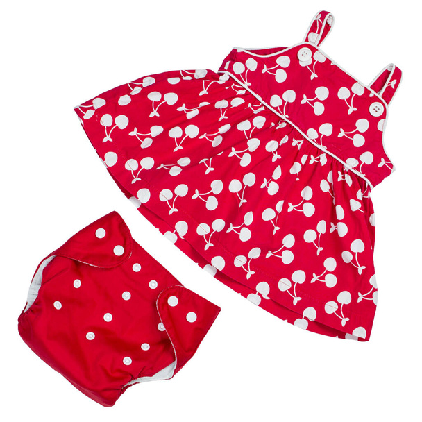 Vestido vermelho e fralda reutilizável para menina no fundo isolado branco - Foto, Imagem