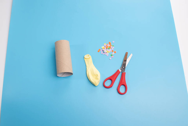 Самодельный бумажный крекер, бумажное ремесло, туалетная бумага - Фото, изображение