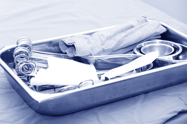 instrumentos cirúrgicos prontos para uso
 - Foto, Imagem