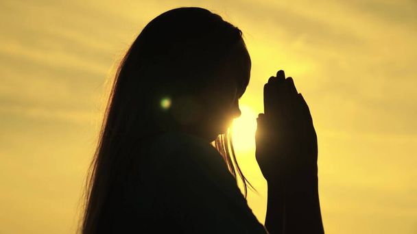 dziecięce marzenie o szczęśliwym dzieciństwie, sylwetka nastolatka proszącego Boga o pomoc o zachodzie słońca, modlącego się o zdrowie o świcie, żałującego tego, co zrobił, wiara w dobroć i sprawiedliwość - Zdjęcie, obraz