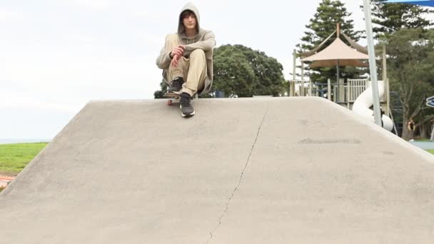 Teenager chlapec v skate parku, venkovní portrét. adolesence koncept, teen kultura - Záběry, video