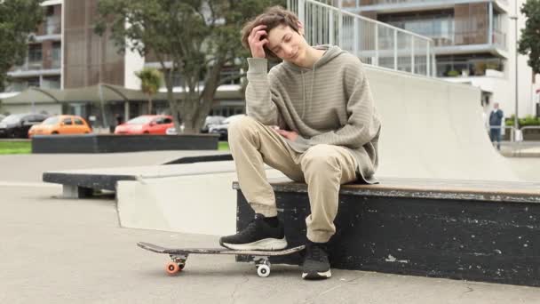 Teenager chlapec v skate parku, venkovní portrét. adolesence koncept, teen kultura - Záběry, video
