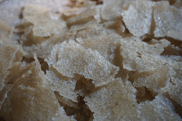 Raw kerupuk gendar (puli, kerupuk beras, Lempeng Puli) s přirozeným pozadím. Kerupuk gendar z použité rýže (rýžový krekr) - Fotografie, Obrázek