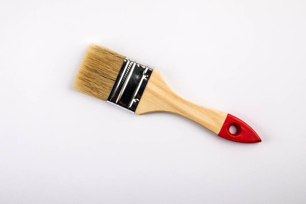 Καθαρή βούρτσα χρώματος με ξύλινη λαβή σε λευκό φόντο - Φωτογραφία, εικόνα