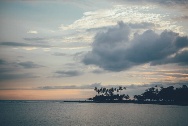 インドネシア、ロンボク島ジリ・エアの夕日の美しい海. - 写真・画像