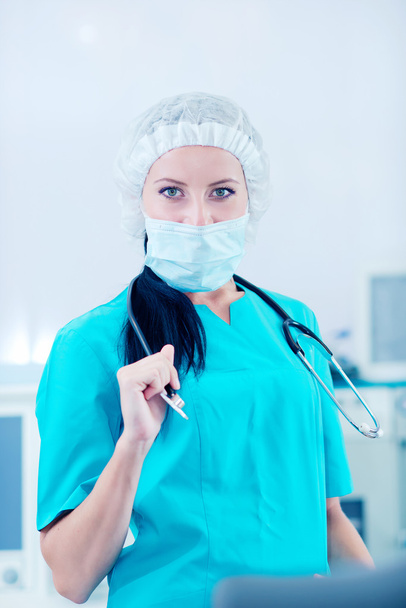 Young beautiful woman doctor in the operating room - Foto, imagen