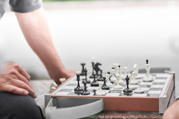 Kaksi miestä pelaa shakkia. Shakkilautapeli käsite liikeideoita ja kilpailua ja strateginen suunnitelma merkitys menestystä - Valokuva, kuva