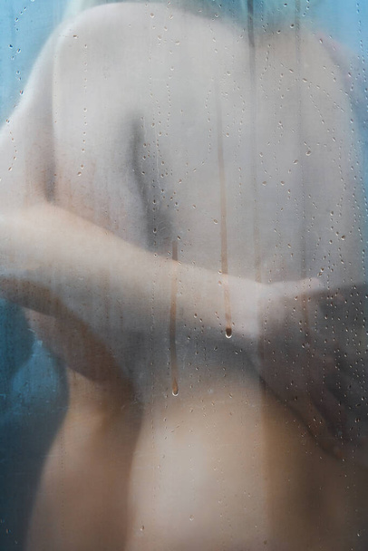 二人の素敵な女の子裸取るシャワー - 写真・画像
