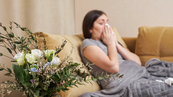 Allergische Dame wischt Nasenspray mit Serviette ab und wendet es an - Foto, Bild