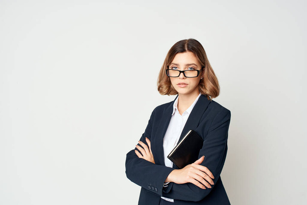 Бизнес-леди в костюме в очках, элегантный стиль работы менеджера - Фото, изображение