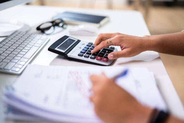 Calculating Company Business Expense Invoice And Budgeting - Valokuva, kuva