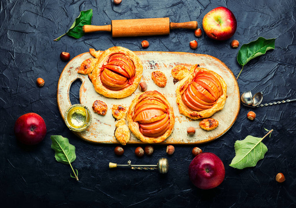 Осенний домашний яблочный пирог. Яблочный мини пирог. Фрукты, запеченные в пончике - Фото, изображение