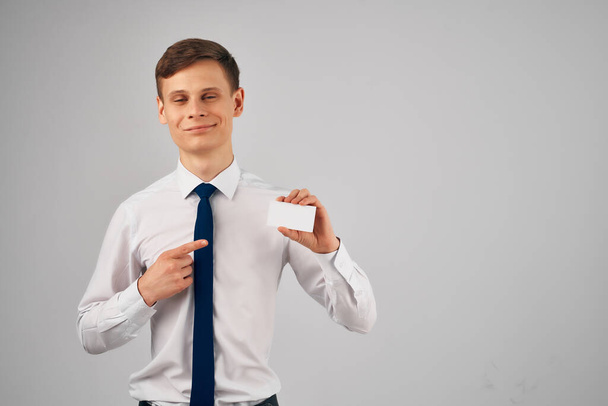 Чоловік у сорочці з краваткою, що тримає рекламу бізнес-карток Copy Space - Фото, зображення