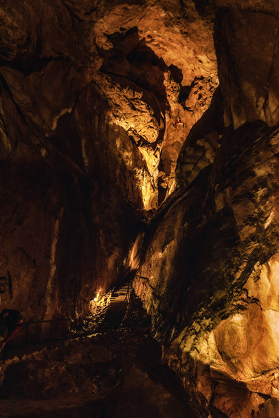 Jaskinia Mammuthhle, jedna z największych jaskiń krasowych na świecie.na górze Dachstein Górna Austria. - Zdjęcie, obraz