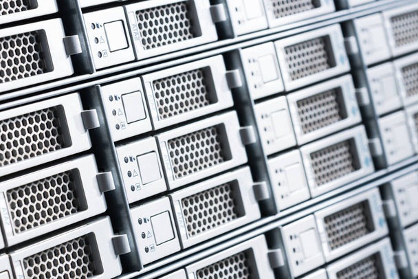 Fila de discos duros que sirven como almacenamiento de datos dentro de la sala de servidores - Foto, Imagen