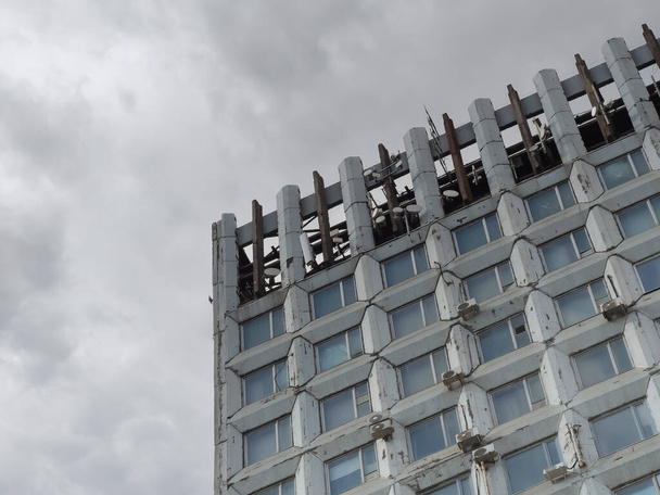 beton épület az ég ellen - Fotó, kép