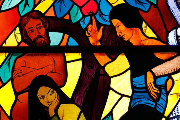 Die Kirche Saint Joseph des Fins. Garten Eden. Adam und Eva. Bleiglasfenster. Annecy. Frankreich. - Foto, Bild