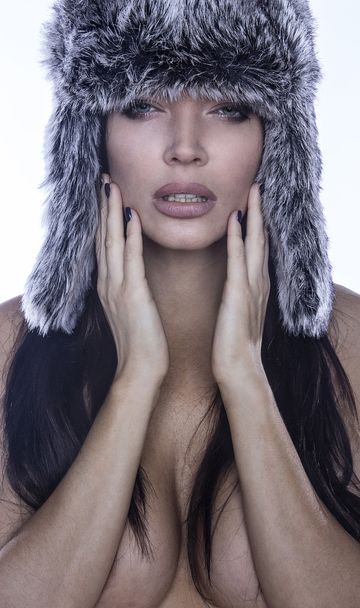 πρότυπο μόδας φορώντας ένα καπέλο γούνα wither το γέλιο - Φωτογραφία, εικόνα