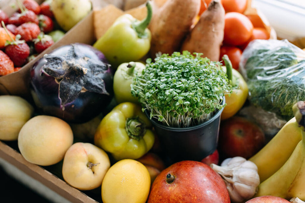 Bir kutu dolusu ev yapımı meyve ve sebze, yakın plan. Yiyecek teslimatı kavramı. - Fotoğraf, Görsel