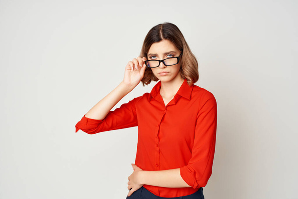 mujer de negocios en camisa roja gerente de trabajo ejecutivo - Foto, Imagen