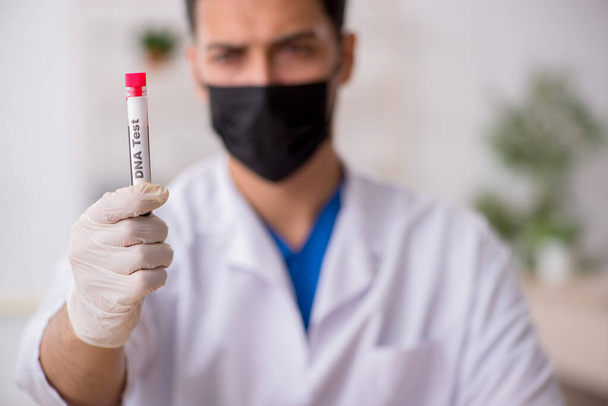 Jeune biochimiste masculin testant des échantillons de sang - Photo, image