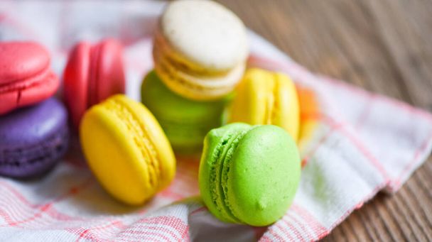 Macarrones postre pequeños pasteles franceses, macarrones coloridos sabrosa galleta dulce postre - Foto, Imagen