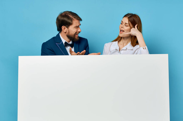 İş adamı ve kadın reklam sunumu beyaz afiş izole arka plan - Fotoğraf, Görsel