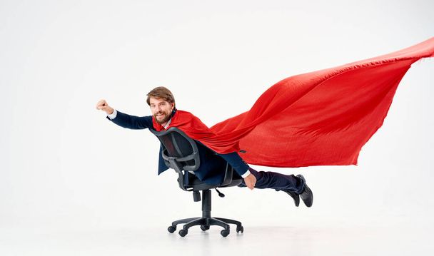 hombre de negocios en traje rojo capa superhéroe gerente oficina - Foto, imagen