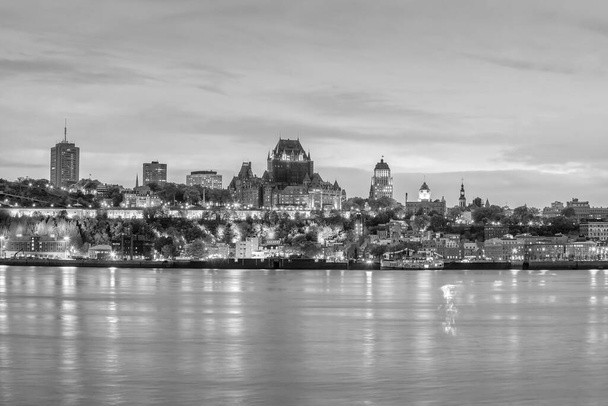Panoramisch uitzicht op de skyline van Quebec City met Saint Lawrence rivier in Canada - Foto, afbeelding