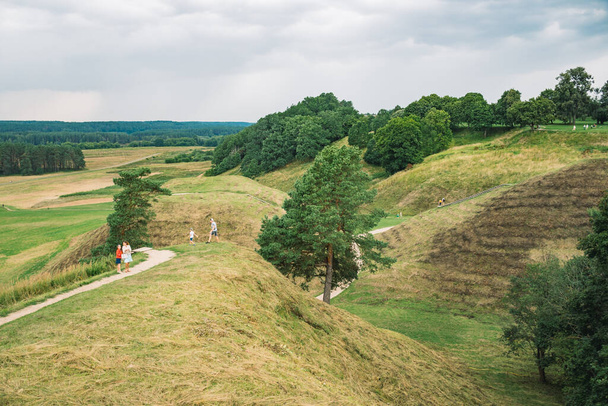 Wzgórza Kernawy, Litwa, wpisane na listę światowego dziedzictwa UNESCO, były średniowieczną stolicą Wielkiego Księstwa Litewskiego, dziś jest atrakcją turystyczną i stanowiskiem archeologicznym. Panorama doliny i kopców - Zdjęcie, obraz