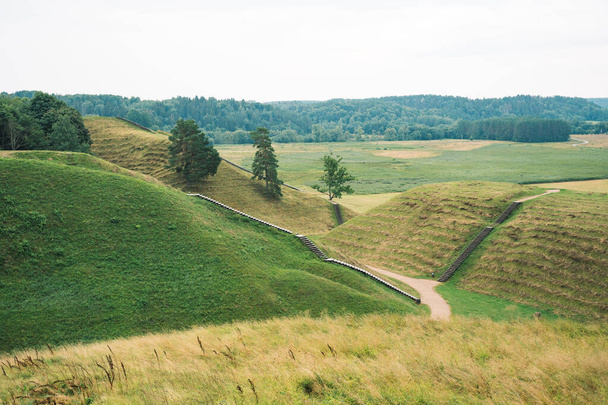 A litván Kernave-hegység, az UNESCO világöröksége a Litván Nagyhercegség középkori fővárosa volt, ma turisztikai attrakció és régészeti lelőhely. Kilátás a völgyre és a dombokra - Fotó, kép