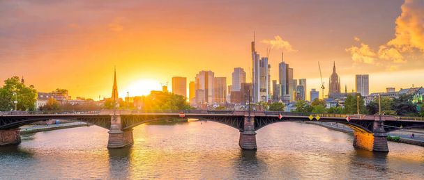 Вид на Франкфуртський міський горизонт у Німеччині із заходом сонця. - Фото, зображення