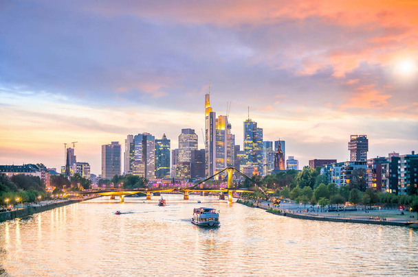 Pohled na panorama Frankfurtu nad Mohanem v Německu se západem slunce - Fotografie, Obrázek