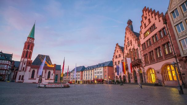 Staroměstské náměstí Romerberg v centru Frankfurtu nad Mohanem, Německo při východu slunce - Fotografie, Obrázek