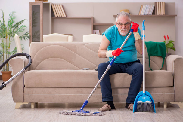 Old man cleaning the house - Foto, Imagen