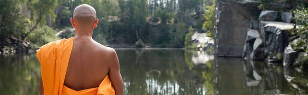 vista trasera del monje budista meditando cerca del estanque del bosque, pancarta - Foto, Imagen