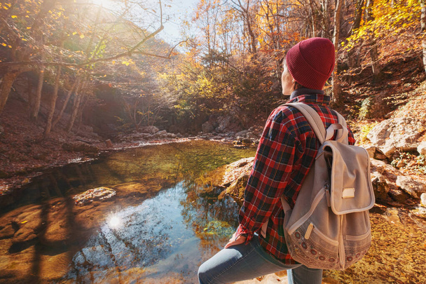 紅葉の風景を眺めながらの女性ハイキング. - 写真・画像