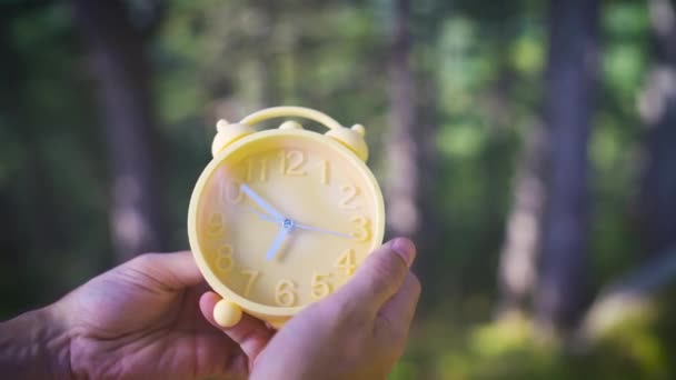 φως της ημέρας εξοικονόμηση χρόνου αλλαγή ώρας κίτρινο ρολόγια  - Πλάνα, βίντεο