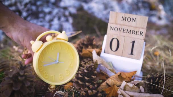 światło dzienne czas zmienia się o jedną godzinę, cofnąć się pierwszego listopada - Materiał filmowy, wideo