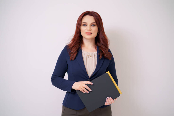 Retrato de una mujer de negocios con papeles y tableta sobre fondo blanco - Foto, imagen
