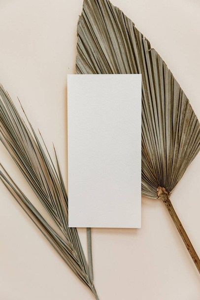 Ελάχιστα καλοκαιρινά χαρτικά νεκρές φύσεις. Mock up με λευκή κάρτα σε μπεζ ουδέτερο φόντο. Κενή ευχετήρια κάρτα, πρόσκληση γάμου σκηνή μακιγιαρίσματος  - Φωτογραφία, εικόνα