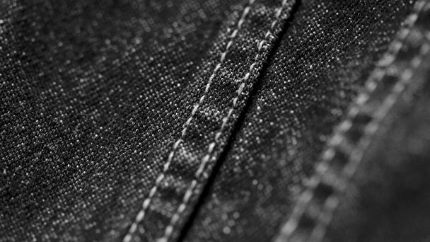 Jeans noir denim texture close up, focus un seul point, fond d'écran bleu doux - Photo, image