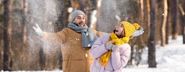 Mies heittää lunta lähellä innoissaan tyttöystävä puistossa, banneri  - Valokuva, kuva