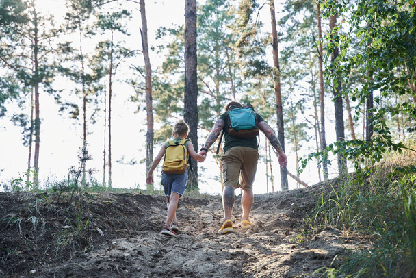 Otec kráčí s dcerou po cestě v lese - Fotografie, Obrázek
