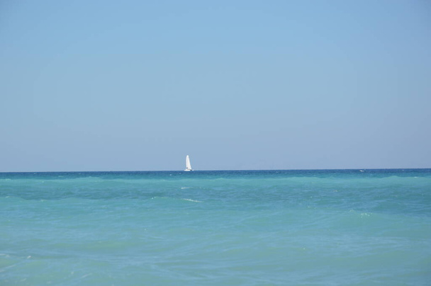 ギリシャのロードス島に沿ってエーゲ海で帆船が帆 - 写真・画像
