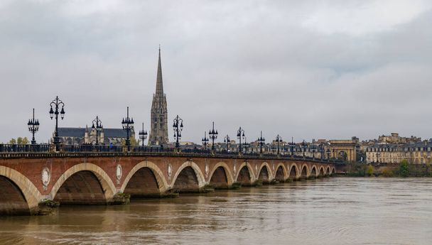 Pont de Charles 'ın bir resmi, St. Michael Bazilikası ve Porte de Bourgogne.. - Fotoğraf, Görsel